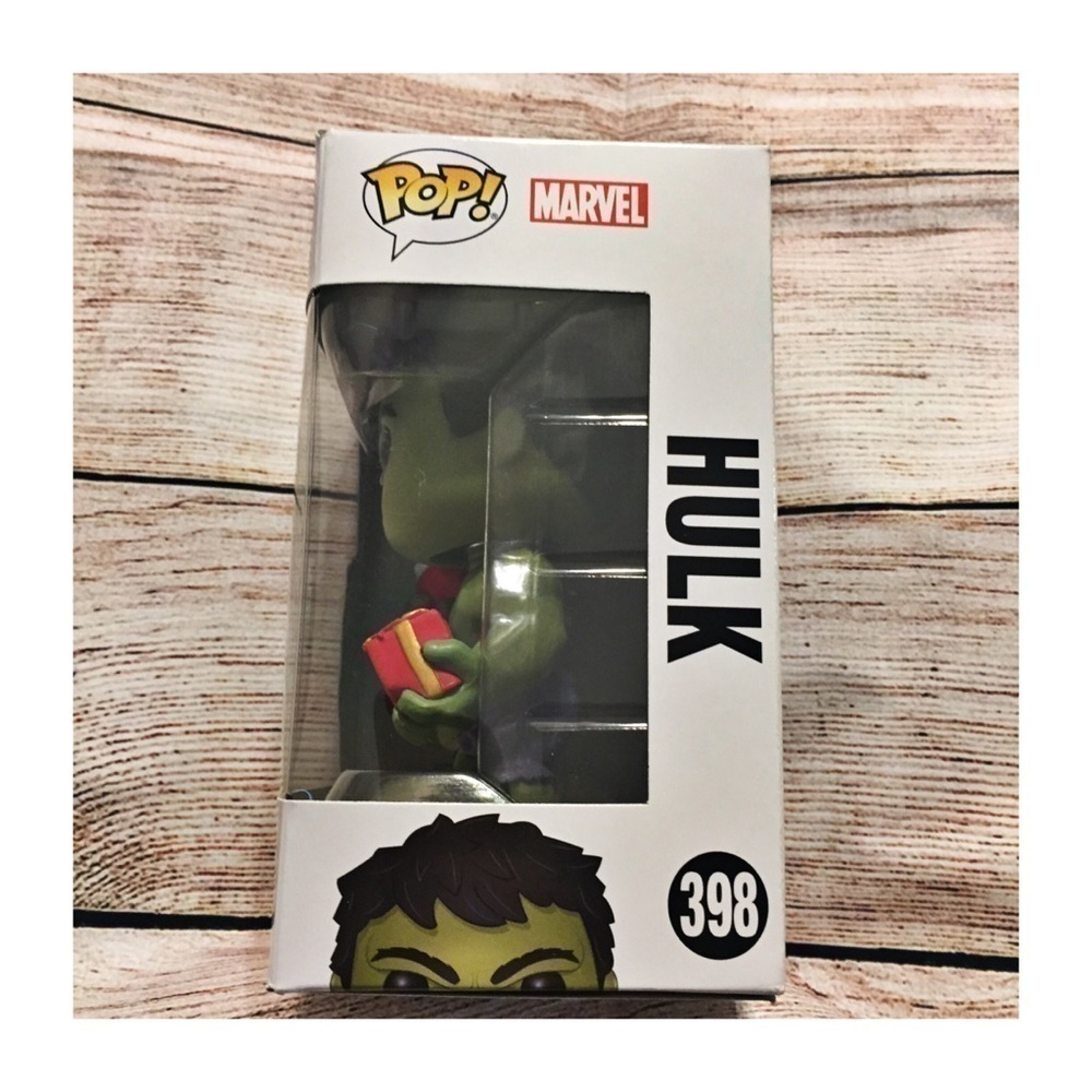 NWT Funko Pop Hulk holding Christmas Present and Stocking #398 - Picture 3 of 8
